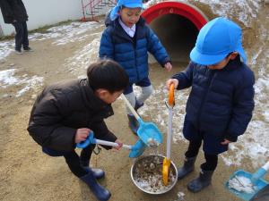 雪が茶色になった