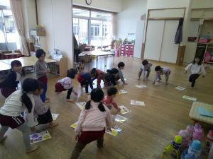 4歳児が手づくりカルタを楽しんでいます