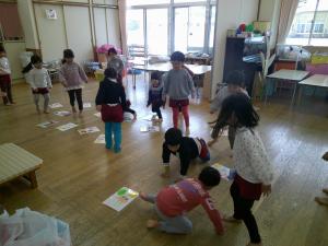 4歳児が友達とカルタをしています