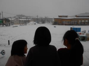 5歳児が雪景色を見ています