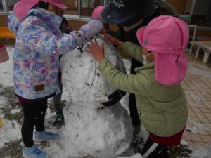 5歳児大きな雪だるまができてきました