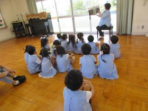 始業式で園長先生より絵本タイム