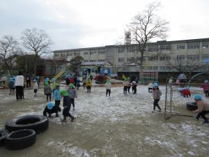 園庭雪遊び