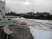 園庭　雪