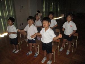 お月見集会で歌をうたっているところ