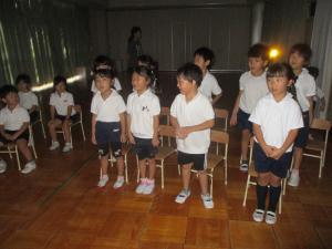 お月見集会に参加している5歳児