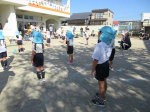 運動会で開会式に参加する