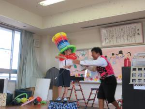 風船の帽子をつけてもらって嬉しそう