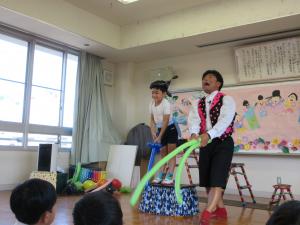 風船の剣でかっこよくポーズ