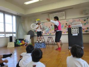 風船の羽を付けてもらい嬉しそう
