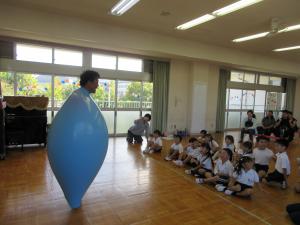 風船太郎さんが風船に入ってみんなびっくり