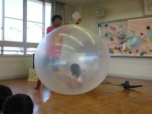 5歳児の子も風船の中に入れてもらいました