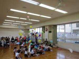 大きな風船から小さな風船がたくさん出てきてびっくり