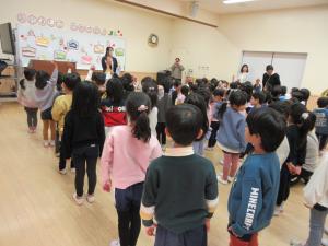 始業式に参加する子ども達