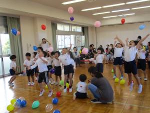 風船シャワーにみんな大興奮