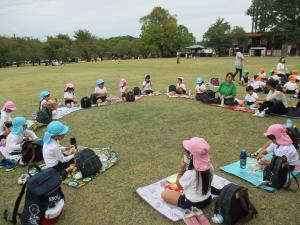 万博公園でみんなでお弁当