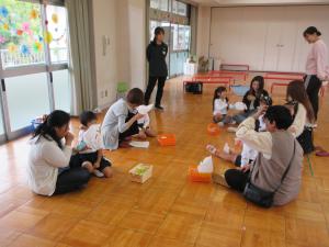 親子でお化け風船づくり