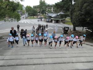 52段の階段をみんなで手をつなで登りました