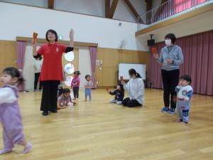 鳴子を使って楽しんでいます