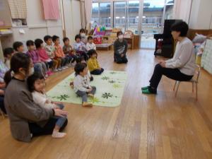 おはなしのひろばで絵本を見ている子ども達