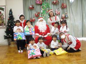 サンタさんと4歳児集合写真