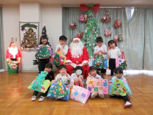 サンタさんと5歳児集合写真