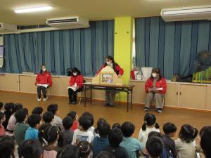 紙芝居を読んでるところ