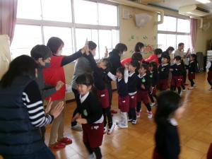 地域の方とハイタッチをしています