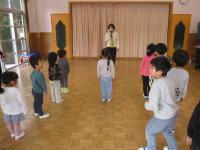 3学期始業式で園長先生の話を聞いています