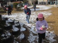 うっすら積もった雪で遊んでいます