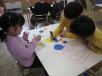 5歳児すごろくを友達と相談しながらつくっています