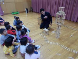 カプラの先生の話を聞く3歳