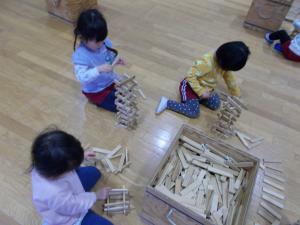 カプラを高く積み上げる女の子たち