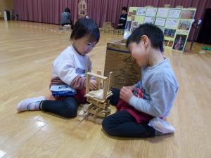 友達と一緒にカプラを積み上げる男の子