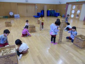 カプラで遊ぶ3歳児