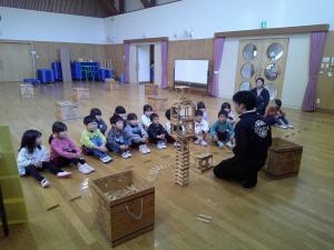 カプラの先生の話を聞く4歳児