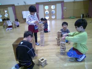 タワーづくりをする男の子たち