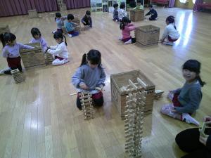 タワーを高く積み上げる子ども達