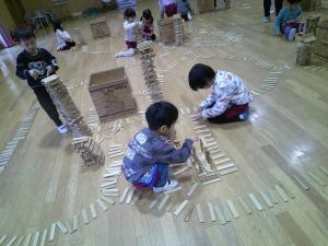 線路をつなげてつくる4歳の男の子達