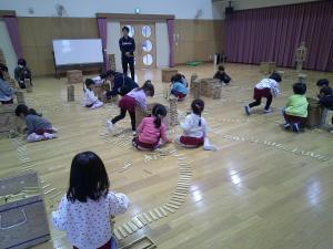みんなのつくったタワーがカプラでつながっていく様子