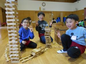 高く積むことを楽しむ5歳児