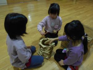 友達と一緒に工夫して積み上げる女の子