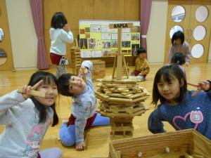 難しい積み方に挑戦する子ども達