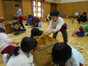 カプラを片付ける子どもたち