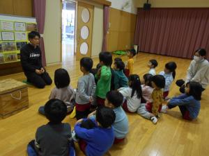 カプラの先生の話を聞く5歳