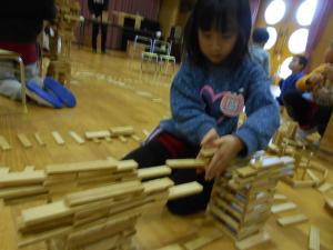 初めての積み上げ方に挑戦する子ども