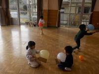 羽根つきをしています