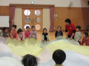 バルーンをみんなで動かしています