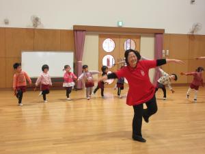 鳴子をもってバランスを取っています