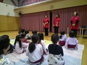 ミュージックケアの先生の自己紹介を聞いています